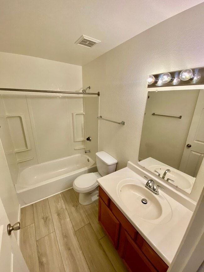 Building Photo - Spacious Two Bedroom Two Bath Condo in Tempe