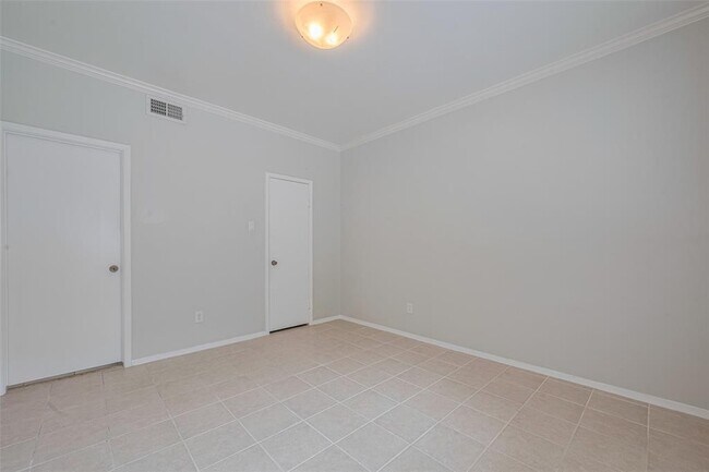 Building Photo - 2025 Augusta Dr
