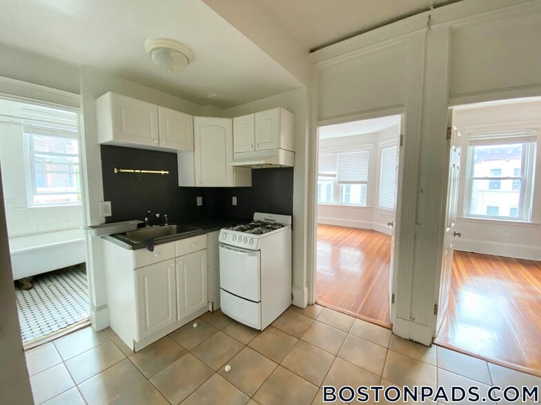 Building Photo - 64 Hemenway St