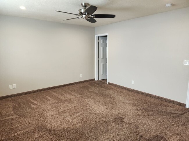 Building Photo - Charming Townhome