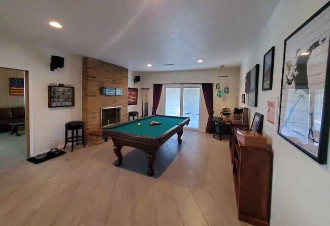 Building Photo - Updated 3 bed 2 bath near UPTOWN! Don't Miss out! Hardwood Floors!