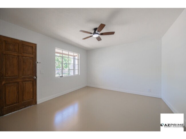 Building Photo - Welcome to this Charming 2/1 Phoenix Duplex Unit!