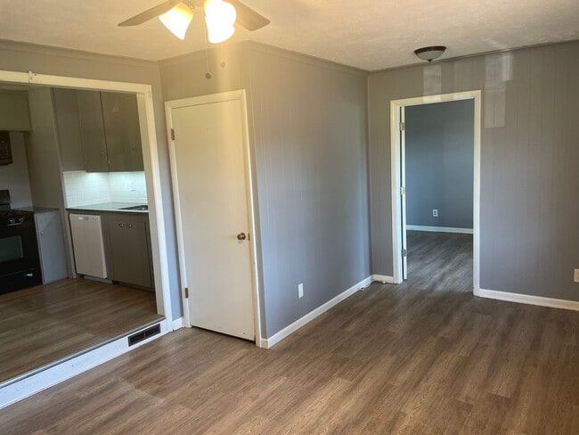 Building Photo - 403 E 2nd St