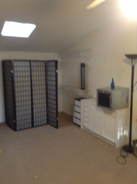 bed room - 1016 S Charles St