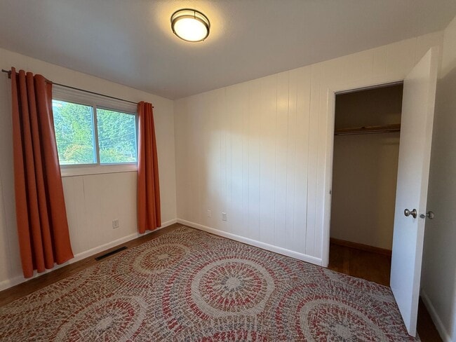 Building Photo - Spacious Rural Ranch!