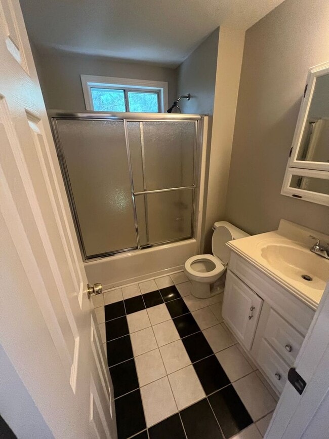 Building Photo - Charming 3-Bedroom, 2-Bath Home with Finis...