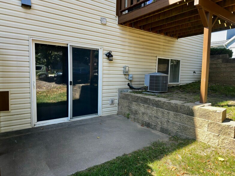 Building Photo - 8A Oak Rd