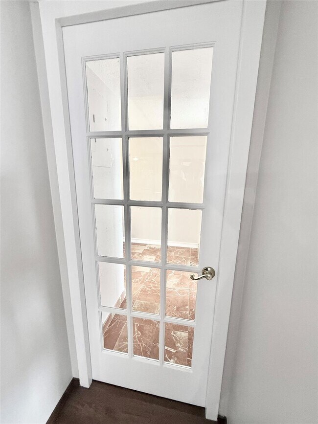 Building Photo - 2016 Main St