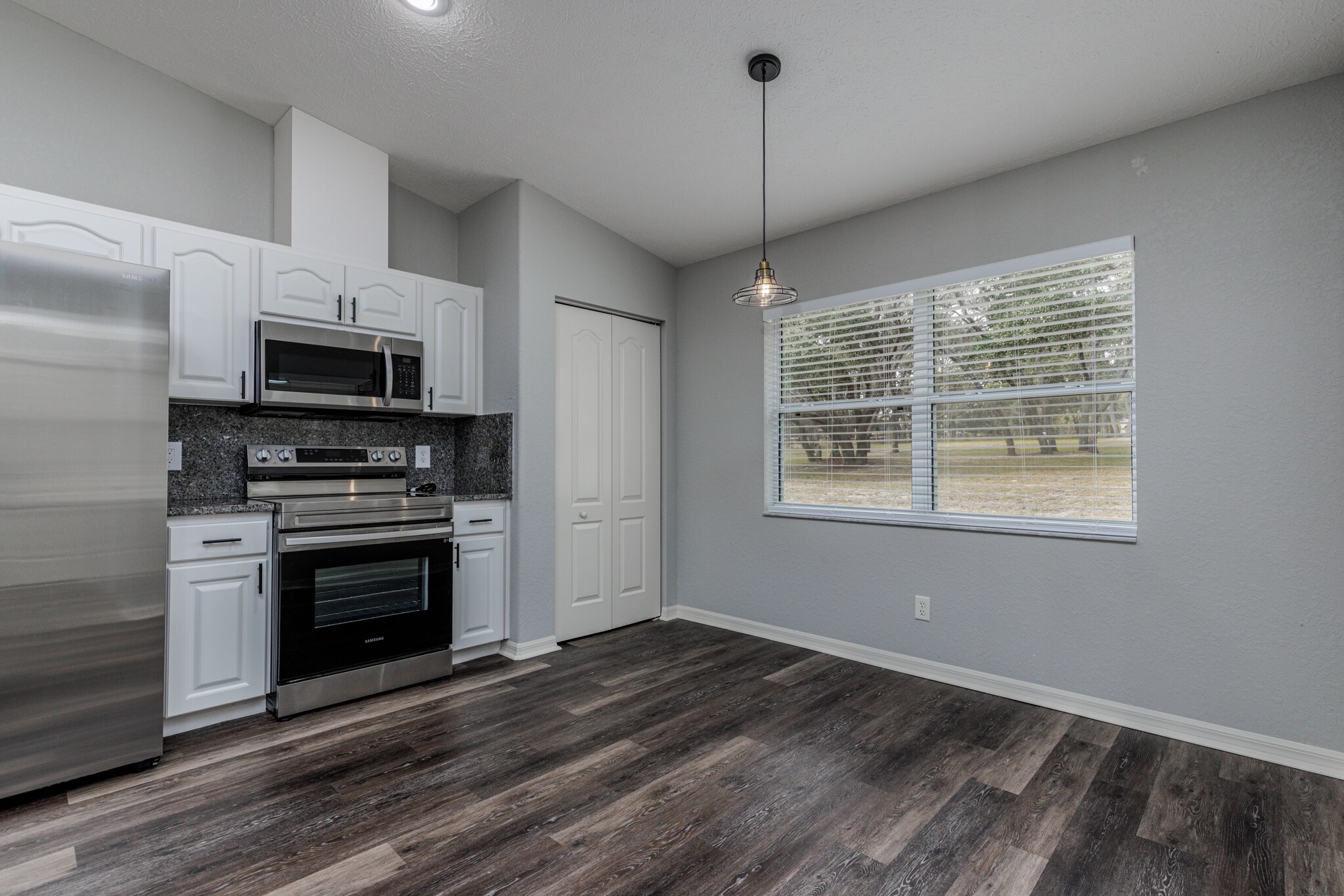 Building Photo - 320 N Fresno Ave