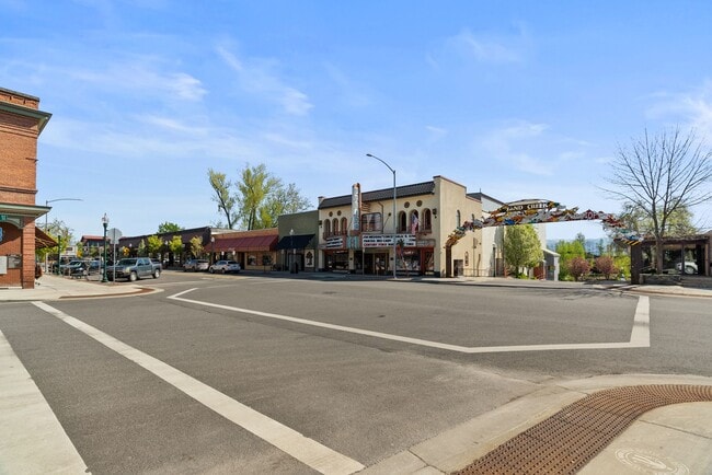 Building Photo - 900 Westwood Dr