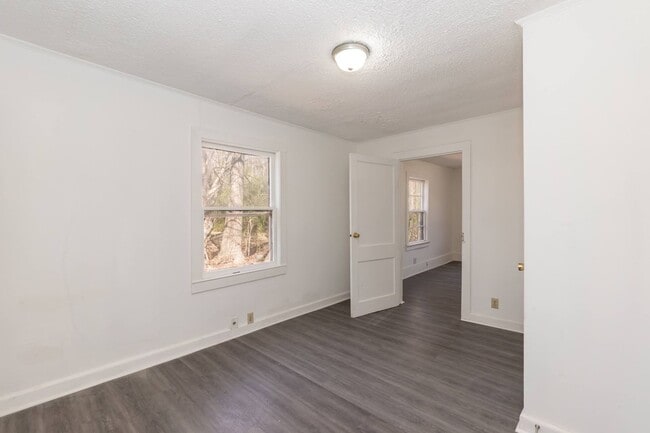 Building Photo - Three Bedroom Home!