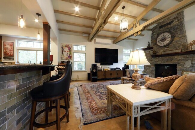 Building Photo - Don't miss this amazing opportunity to rent a higher end home nestled in the trees in the coveted...