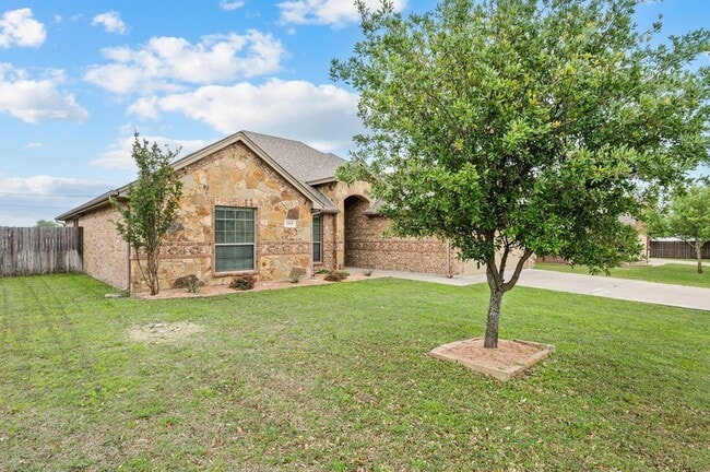 Building Photo - 104 Cold Track Dr