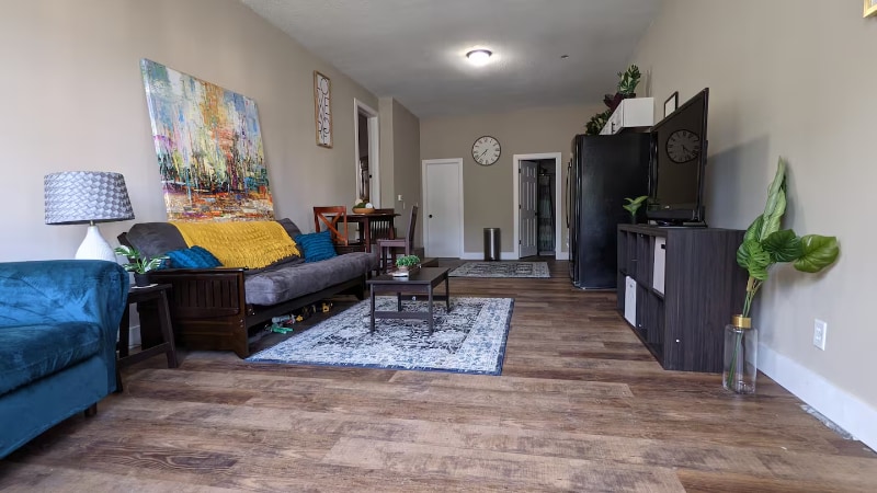 Building Photo - 902-904 W Locust St