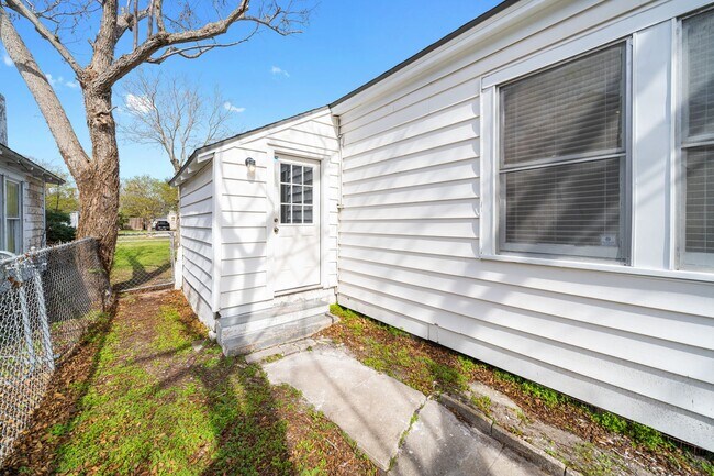Building Photo - 433 Cole St