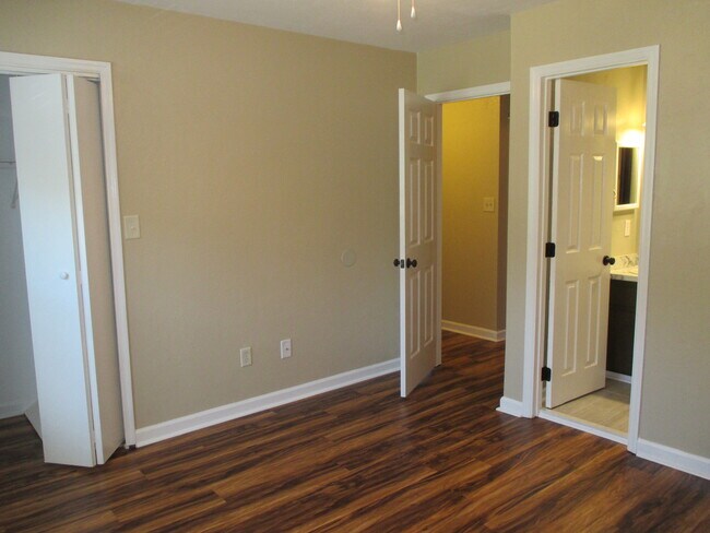 Building Photo - Stunning 2 Bed, 2 1/2 Bath Townhouse Available July 2026