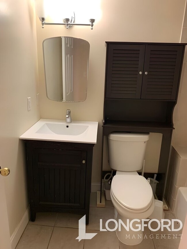 Building Photo - Spacious 2 Bed English Basement!  APPLY TO...