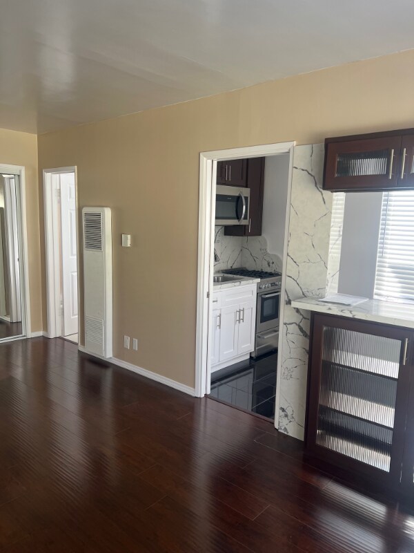 Building Photo - 1900 Grace Ave