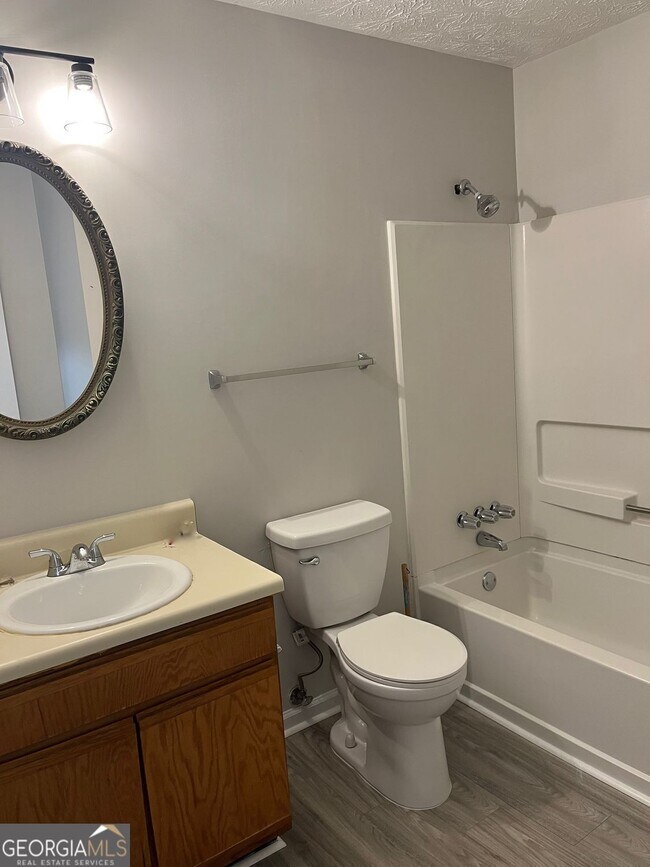 Building Photo - 1560 Pin Oak Ln SE