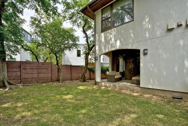 Building Photo - 2111 Melridge Pl