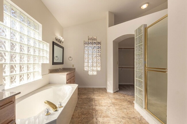 Building Photo - 4723 N Greenview Cir W