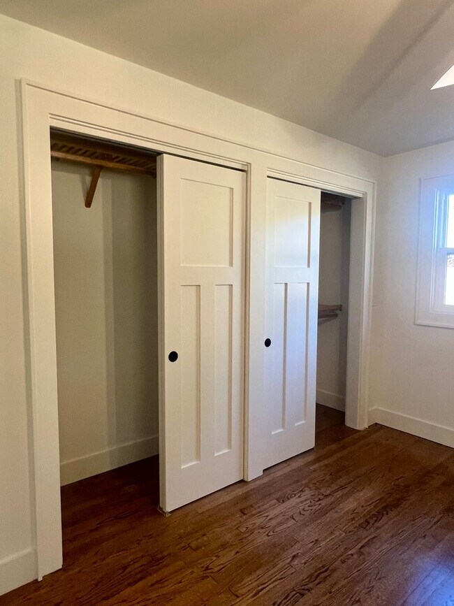 Building Photo - 3 Bedroom 2 Bath house Great Hendersonville Location!