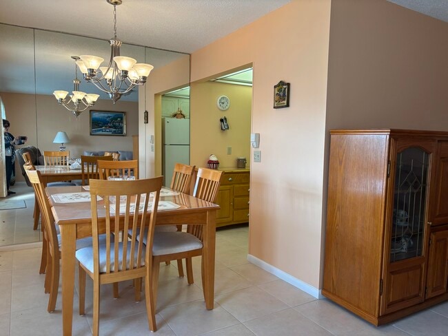 Building Photo - 115 Camden E