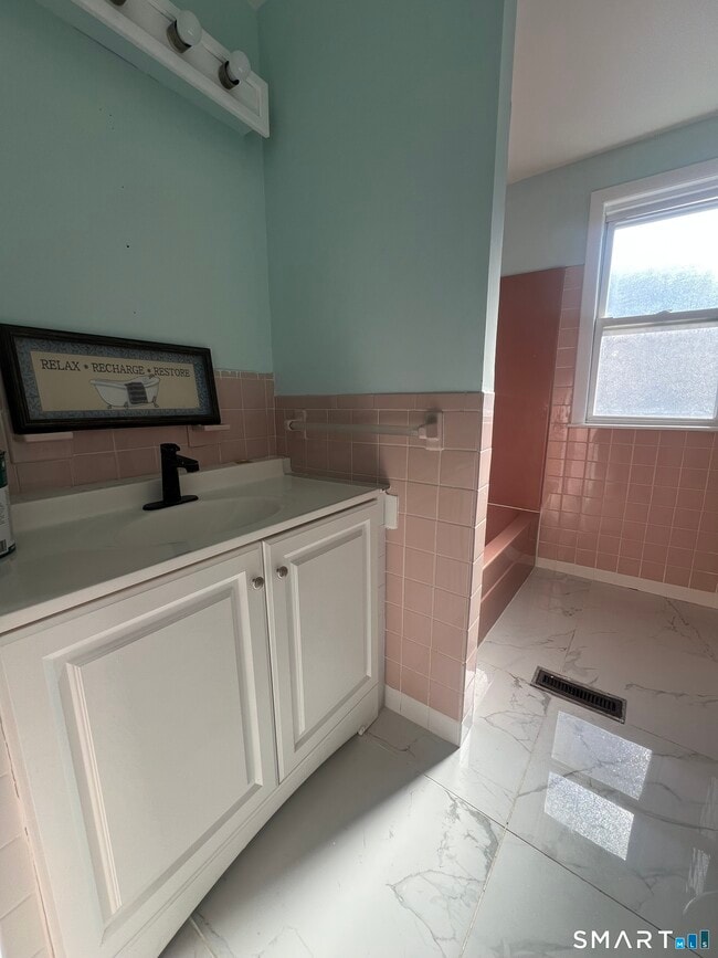 Building Photo - 352 Wilmot Ave