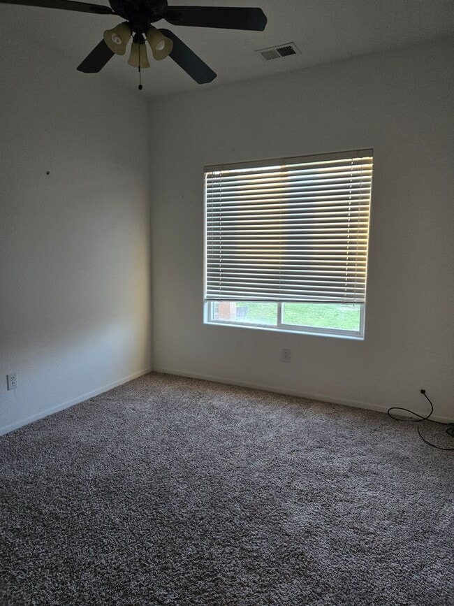 Building Photo - 3 BR 2 BA Available Now
