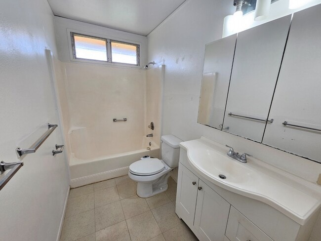 Building Photo - 3 bedroom, 1.5 bathroom and 2 parking condo.