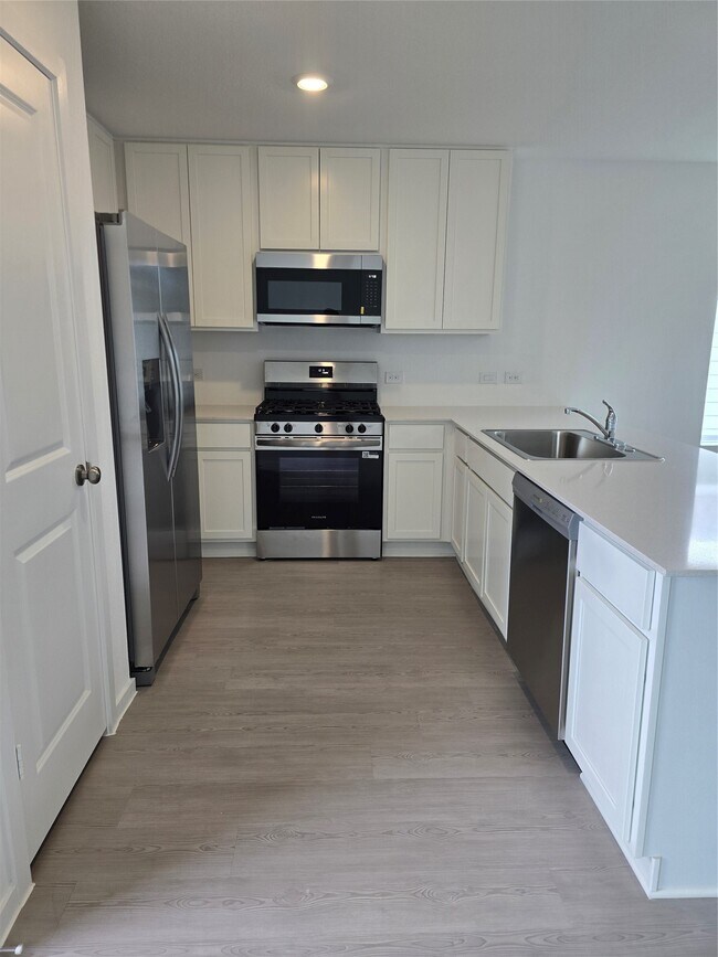 Building Photo - 25560 Blossom Ct