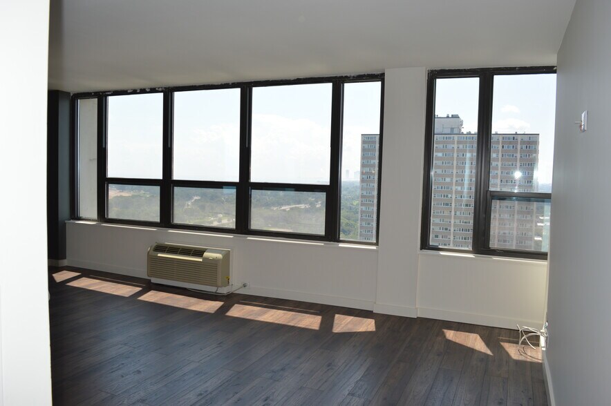 Living Room/Dinning Room Area - 5100 N Marine Dr