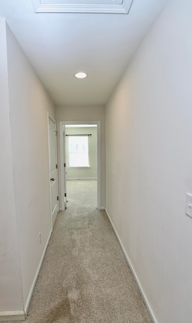 Building Photo - 2943 Old Field Rd