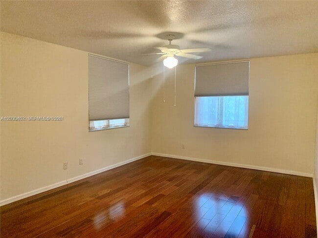 Building Photo - 529 E Sheridan St