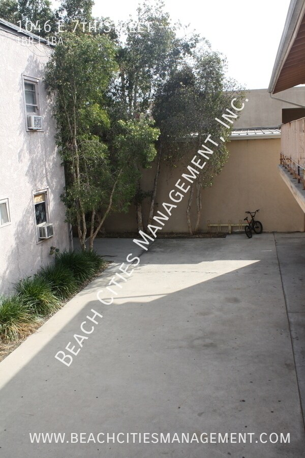 Building Photo - 1046 E 7th St