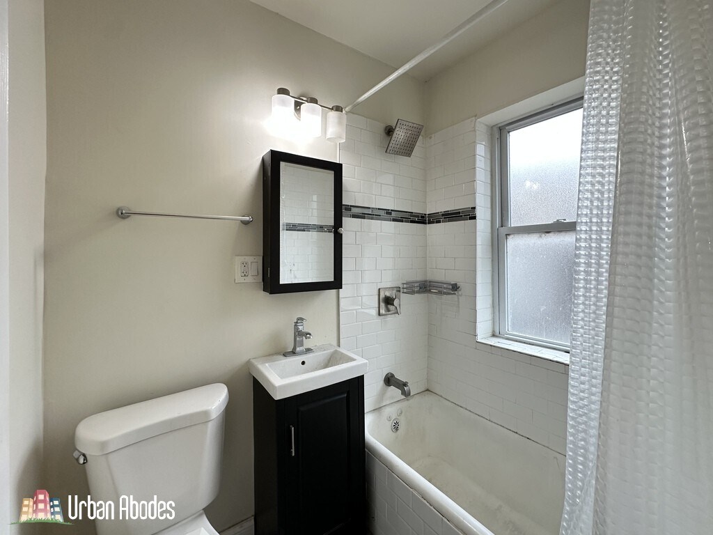 Building Photo - 2133 N Dayton St