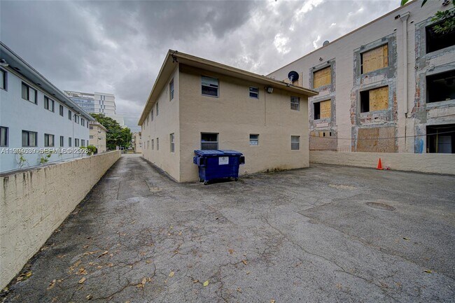 Building Photo - 427 SW 6th St