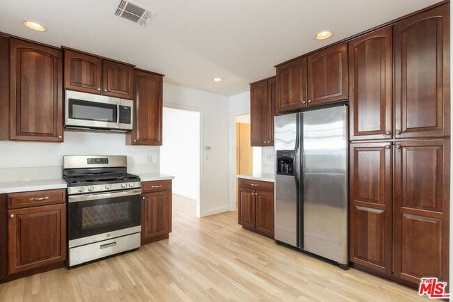 Building Photo - 1557 N Stanley Ave