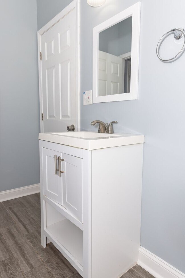 Building Photo - Spacious 4/3.5 w/ Master on Main and Fully...