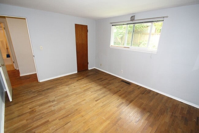Building Photo - CHARMING 2 BED WEDGWOOD HOME W WOOD FLOORS, LARGE SHED, & LARGE LOT!