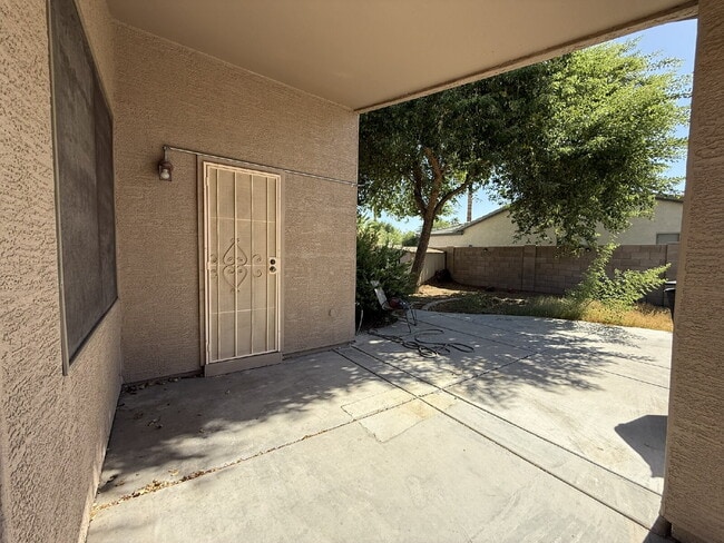 Building Photo - "Charming 3-Bed, 2-Bath in the beautiful Crystal Gardens Lake Community  – Your Perfect Home Awai...