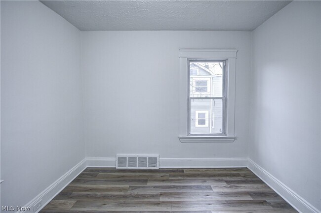 Building Photo - 1931 W 74th St