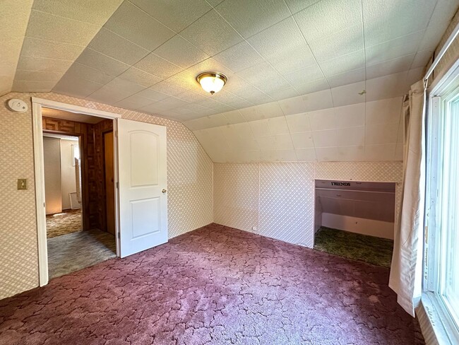 Building Photo - Available August 1st - 3 BED 1 BATH