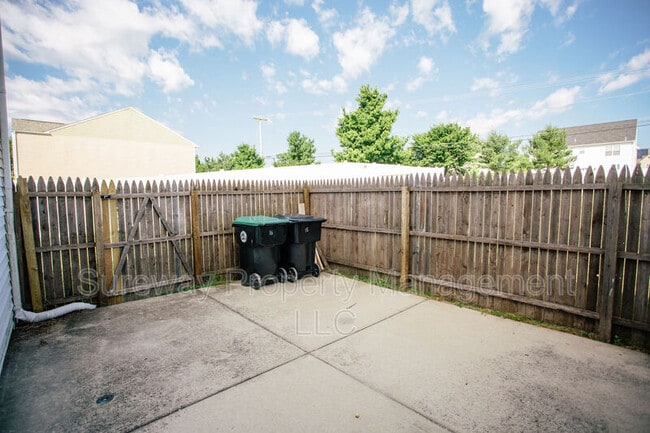 Building Photo - 16 Lerner Ct