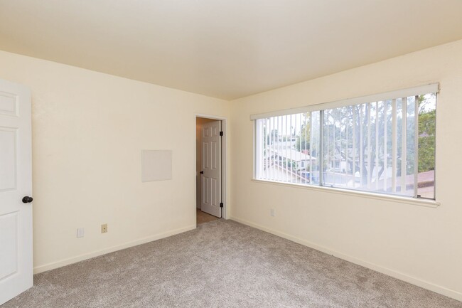 Building Photo - 2 Bed, 2 Bath TOWNHOME-Rancho Bernardo