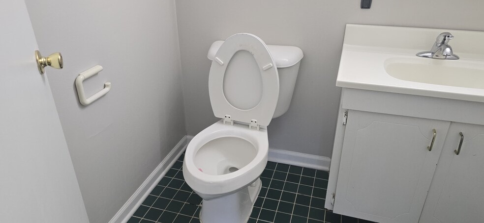 Building Photo - 910 E Old Willow Rd