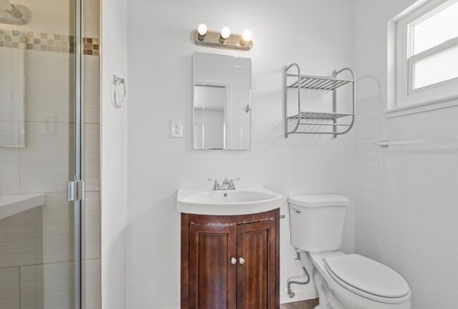 Building Photo - 118 Montrose Ct