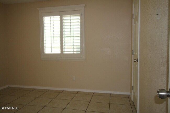 Building Photo - 9145 Begonia Pl