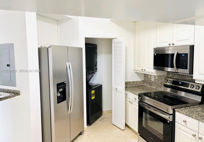 Building Photo - 888 Brickell Key Dr