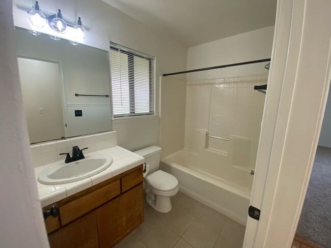 Building Photo - 1947 Henshaw Ave